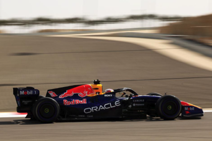 retour sur les difficultés rencontrées par aston martin et red bull lors du grand prix de bahreïn, entre performances en demi-teinte et défis techniques.