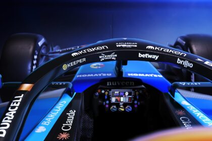 découvrez la nouvelle livrée spectaculaire de l'amr26 dévoilée par aston martin et conçue par adrian newey pour la saison de formule 1.