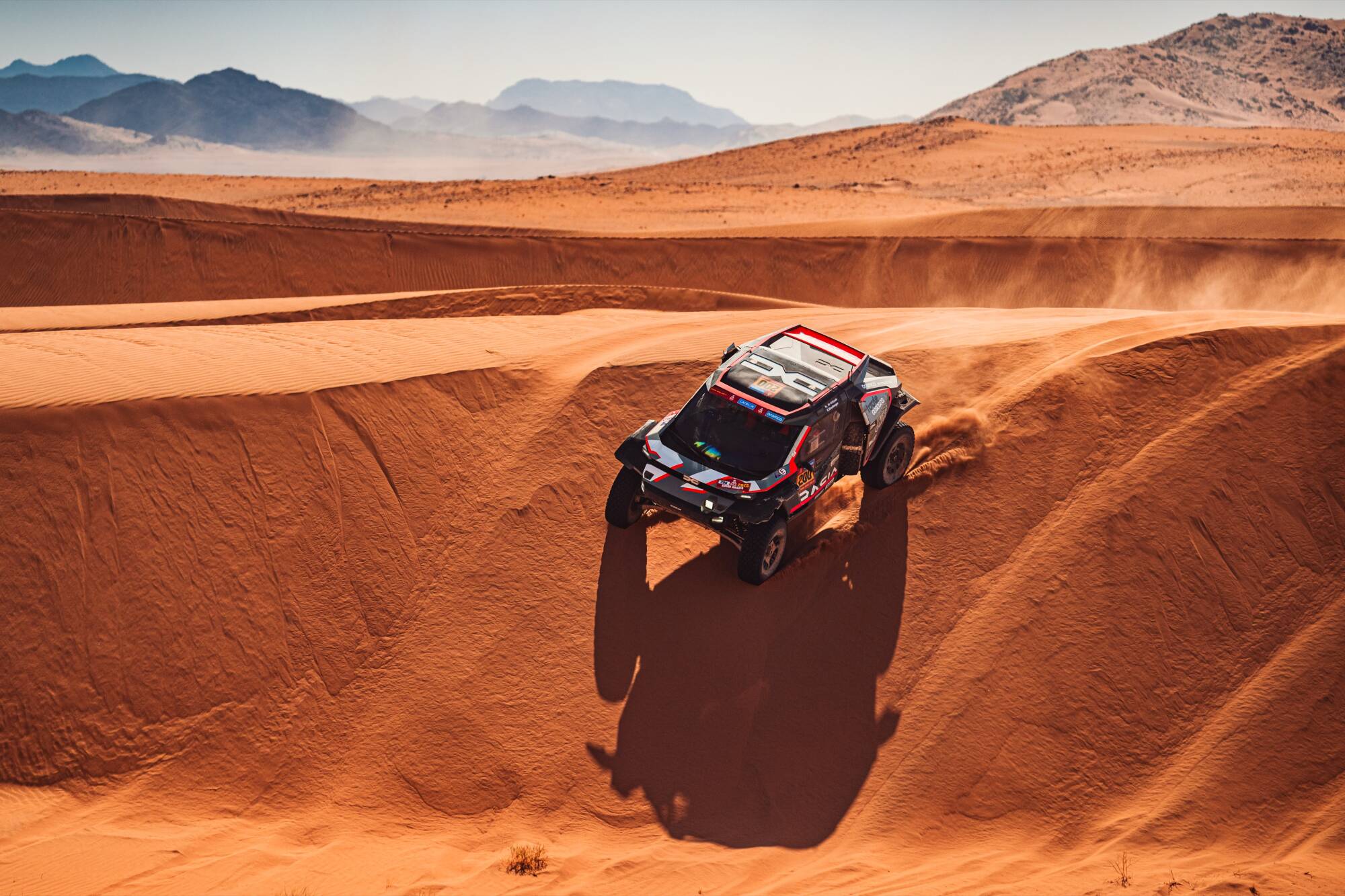 dacia triomphe au dakar 2026 avec une performance exceptionnelle, marquant une nouvelle ère de victoire dans le célèbre rallye raid.