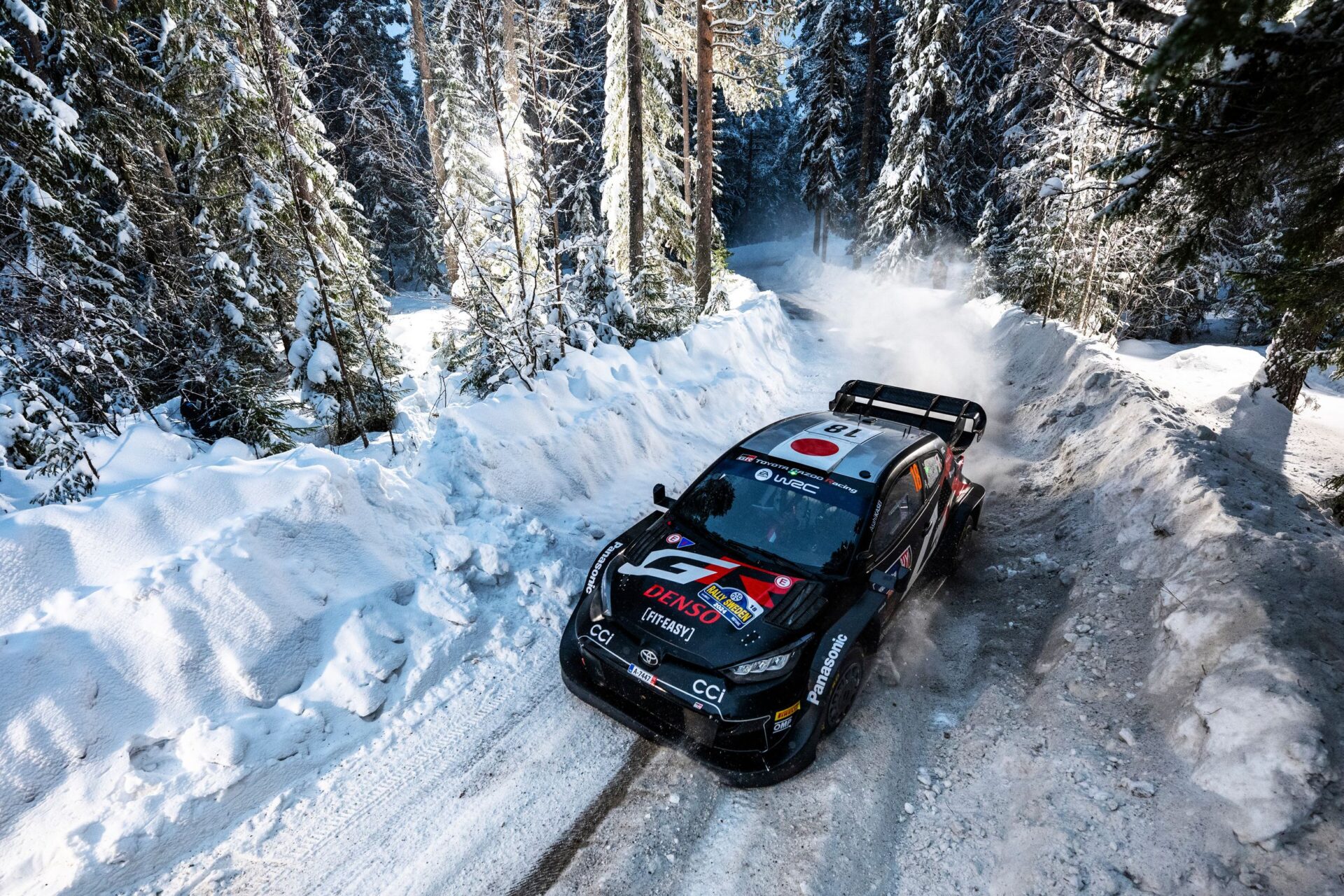 suivez les performances du rallye de suède avec evans qui accélère tandis que katsuta rencontre des difficultés, pour un résumé complet des enjeux et classements.