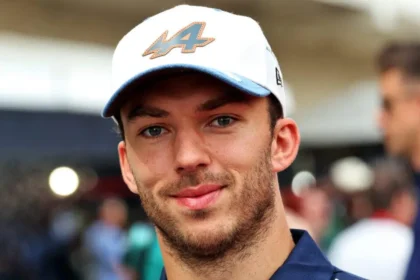 découvrez les critiques d'alexandre gasly à l'encontre de steve nielsen, analysant les tensions et les enjeux au sein de l'équipe de formule 1.