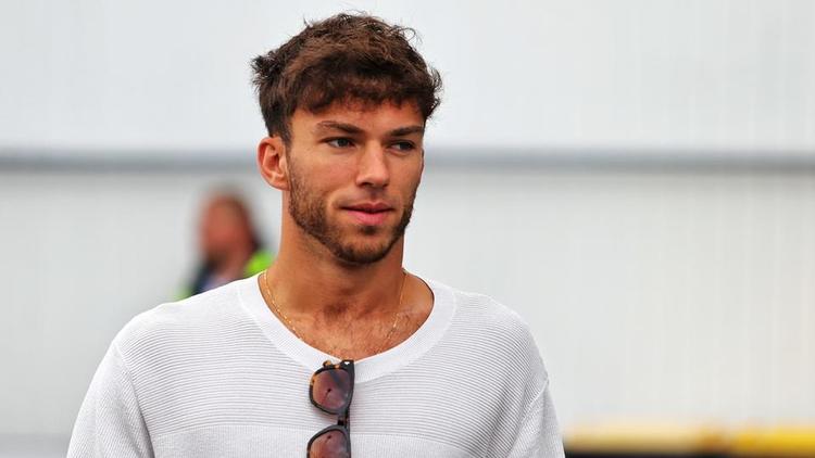 découvrez les critiques de pierre gasly à l'encontre de steve nielsen, analysant les tensions et les échanges au sein de l'équipe de formule 1.