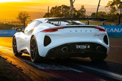 La Lotus Emira Turbo Bathurst Edition dévoile une puissance impressionnante de 510 chevaux - carblogfr.live découvrez la lotus emira turbo bathurst de 510 ch, une voiture de sport alliant puissance et élégance pour une expérience de conduite exceptionnelle.