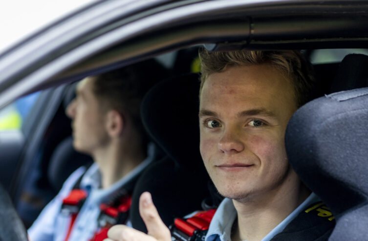 WRC : Les sages mots d’Oliver Solberg après le Rallye de Suède, un jeune champion prêt à devenir encore plus redoutable ? - carblogfr.live découvrez les impressions d'oliver solberg après sa performance au rallye de suède, un moment fort de la saison qui met en lumière son talent et ses objectifs.