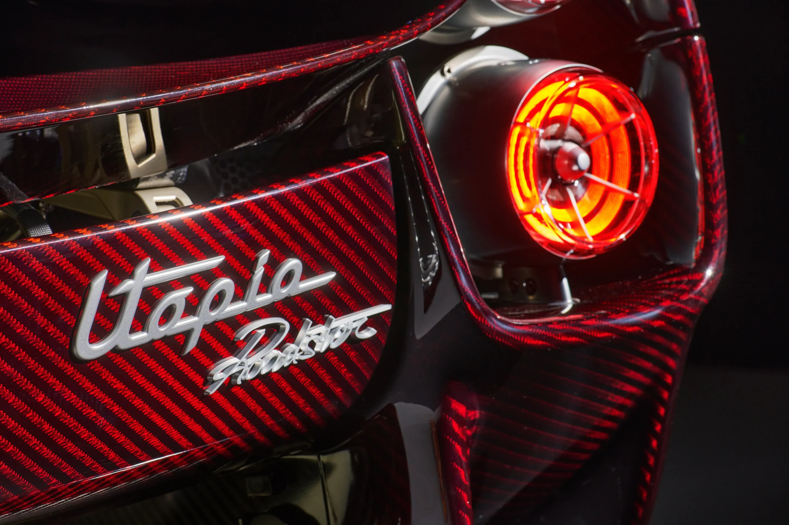 Pagani Huayra 70 : une édition limitée pour célébrer l'héritage d'Horacio Pagani - carblogfr.live découvrez la pagani huayra 70, une édition limitée exclusive rendant hommage à horacio pagani, fusion parfaite de performance et d'élégance.