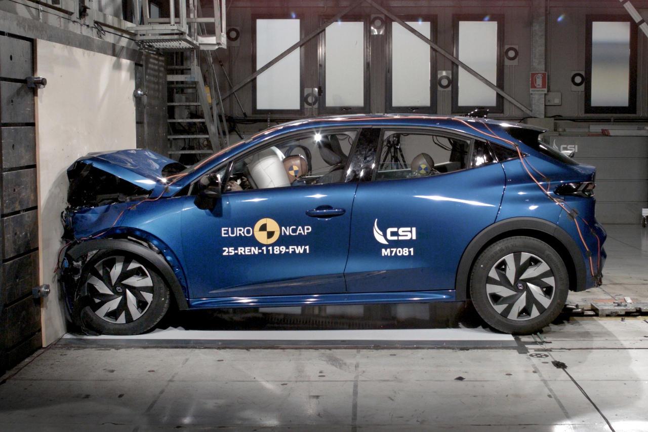 découvrez l'espace renault de 900 m² entièrement dédié à la clio lors de rétromobile 2026, une immersion unique pour les passionnés de cette icône automobile.