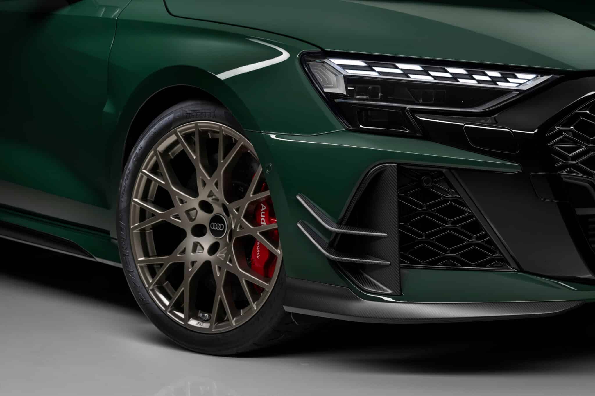 découvrez l'audi rs3 competition, symbole de 50 ans d'excellence automobile, équipée d'un puissant moteur 5 cylindres alliant performance et design exceptionnel.