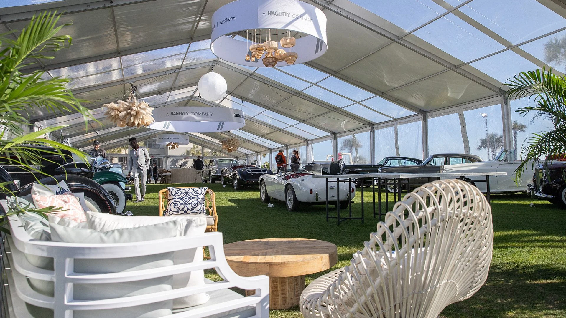 Broad Arrow Auctions signe une vente historique à Amelia Island - carblogfr.live découvrez la vente historique de broad arrow auctions à amelia island, un événement incontournable pour les passionnés de voitures de collection et d'objets rares.