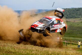 dans le rallye du kenya, katsuta saisit l'opportunité au cœur du chaos pour prendre l'avantage et se démarquer.