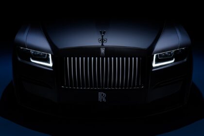découvrez 10 ans d'excellence avec rolls-royce black badge, une édition qui allie puissance, luxe et design audacieux pour une expérience de conduite inégalée.