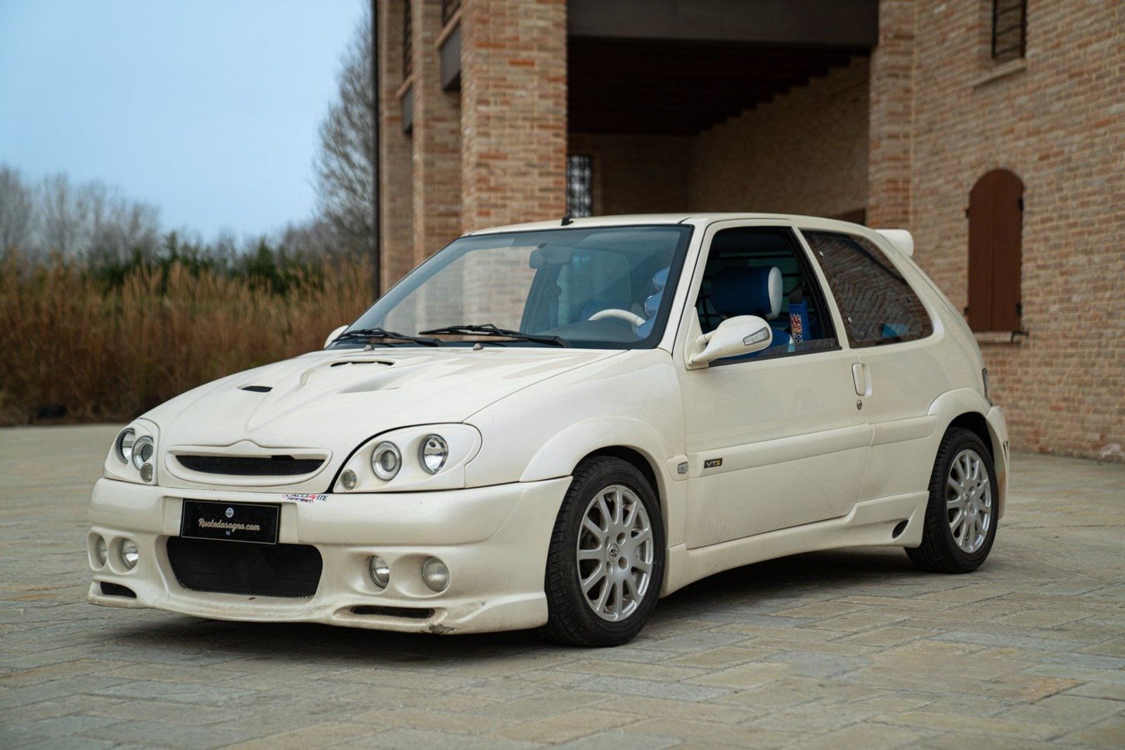 La Citroën Saxo VTS célèbre ses 30 ans d'histoire et de passion automobile - carblogfr.live découvrez la citroën saxo vts, une icône sportive célébrant 30 ans de passion, de performances et de plaisir de conduite.